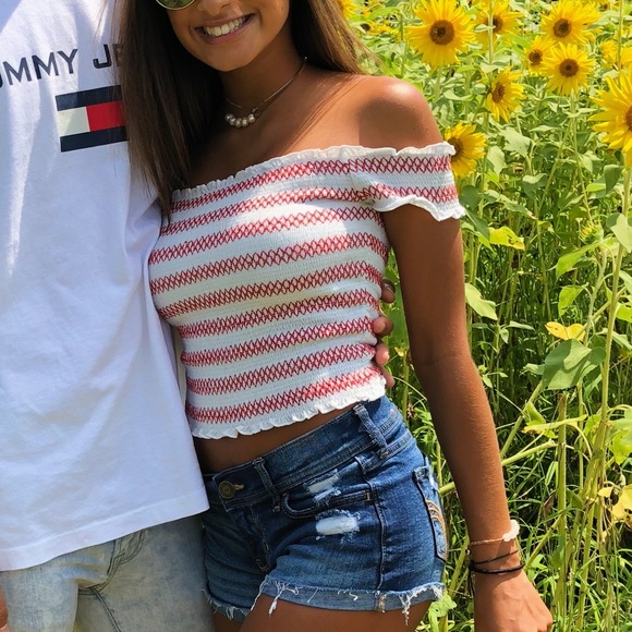 OFF THE SHOULDER TOP!!! CAN FIT SMALl/MEDIUM - Picture 5 of 5